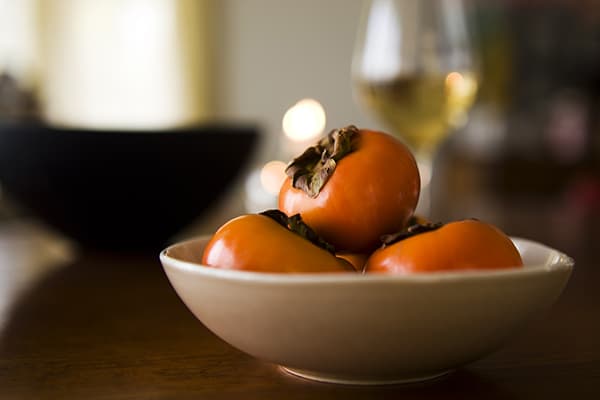 Persimmon pe un platou