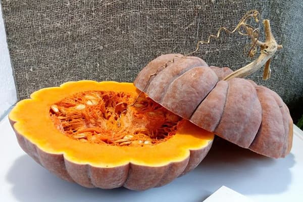 Tăiați dovleacul copt