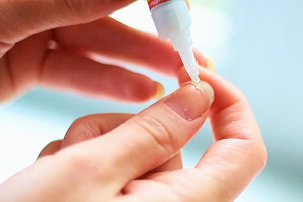 Repararea unghiilor Super Glue
