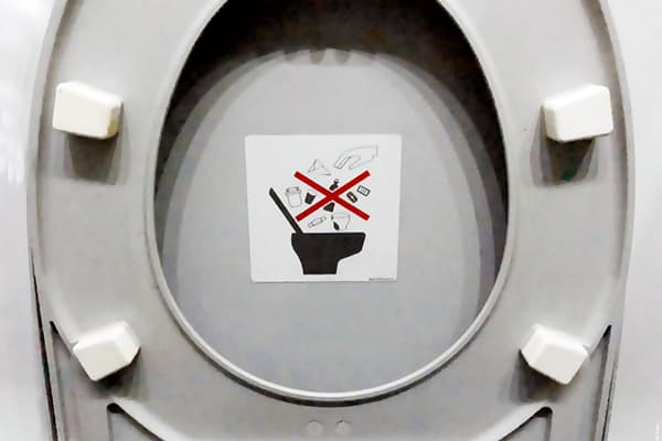 Autocolant care interzice aruncarea gunoiului în toaletă