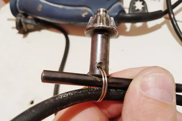 Fixarea cheii de la burghie la sârmă cu un inel metalic