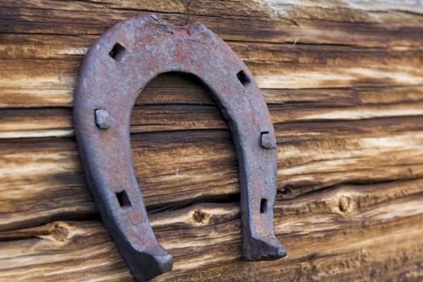 Potcoava veche pe peretele unei case de sat