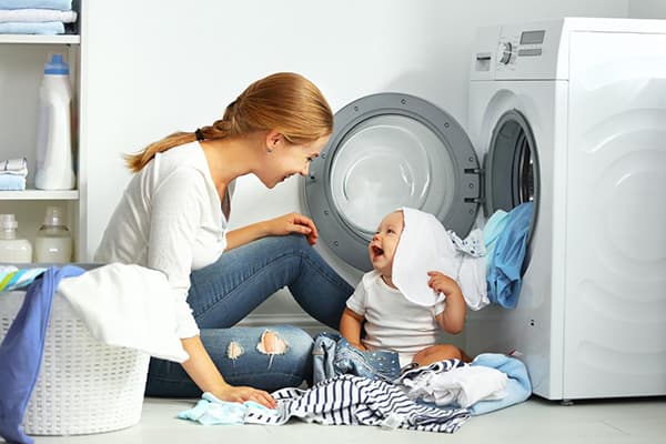 Mama și bebelușul își desprind hainele după spălare