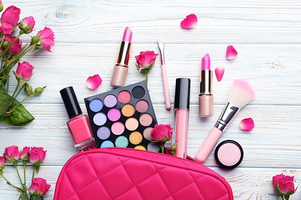 Cosmetice într-o pungă cosmetică roz