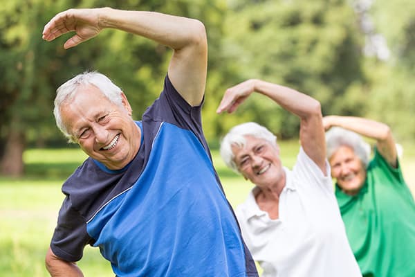 Pensionarii fac exerciții