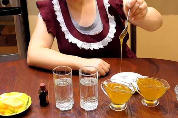 Verificarea mierii naturalității cu apă și iod