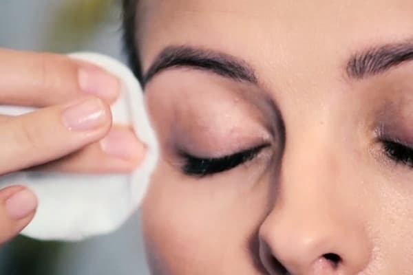 Îndepărtarea excesului de vopsea a sprâncenelor de pe piele