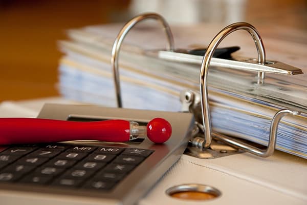 Folder cu chitanțe, calculator și stilou