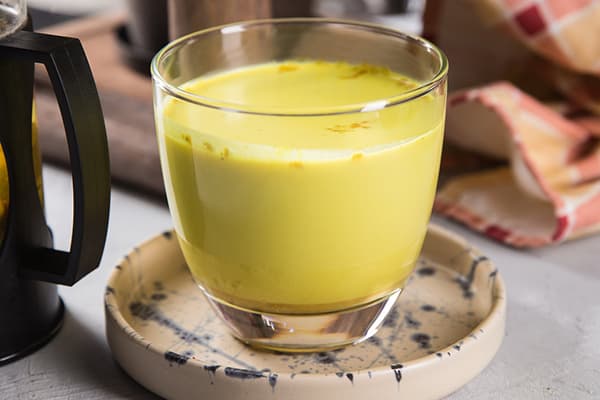 Un pahar de lapte cu turmeric
